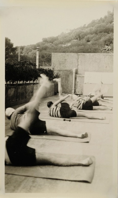 Anonyme, séance de gymnastique sur la terrasse de la piscine, 1928. Tirage sur papier, collection particulière en dépôt à la villa Noailles.