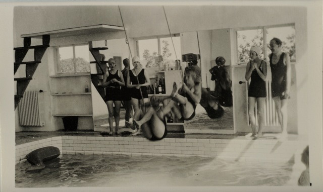 .Anonyme, jeux dans la piscine, 1928. Tirage sur papier, collection particulière en dépôt à la villa Noailles.