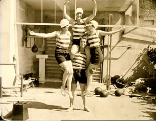 Acrobaties sur la terrasse de la piscine / Marie-Laure de Noailles et Baba de Faucigny-Lucinge. Captures du film de Jacques Manuel Biceps et Bijoux tourné à Hyères en mars-avril 1928. Centre National de la Cinématographie.