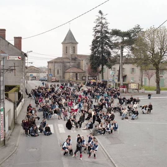 1000 habitants pour une photo de Kristof Guez - Atelier d'urbanisme utopique à Mazières-en-Gâtine - 2006.
