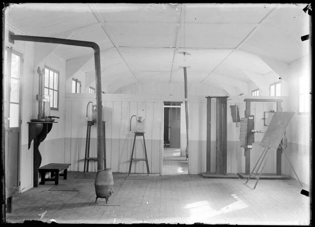 Le laboratoire de l'École de Joinville, 1920.