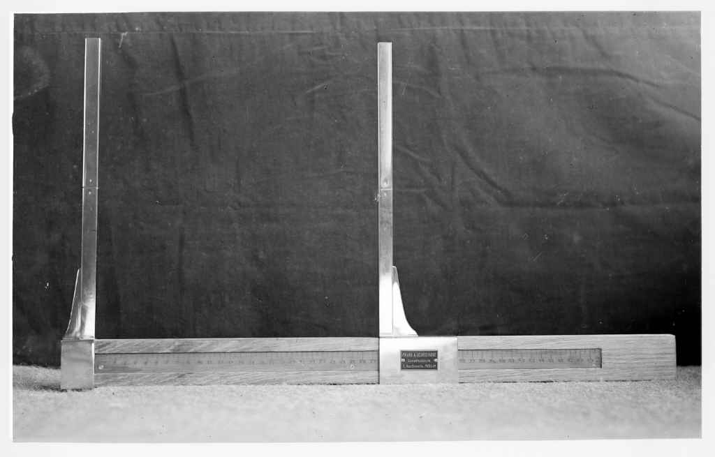 Appareil de mesure de la taille du pied, 1920.