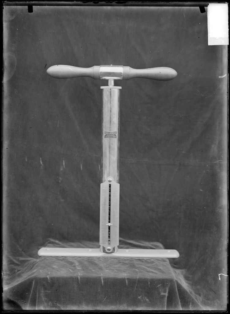 Dynamomètre de Boigey utilisé pour mesurer la force lombaire, 1920.