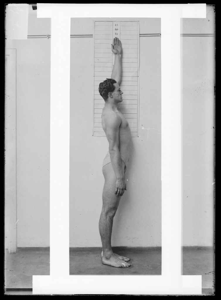 Mesure de la hauteur totale du corps au laboratoire de l'École de Joinville, 1920.